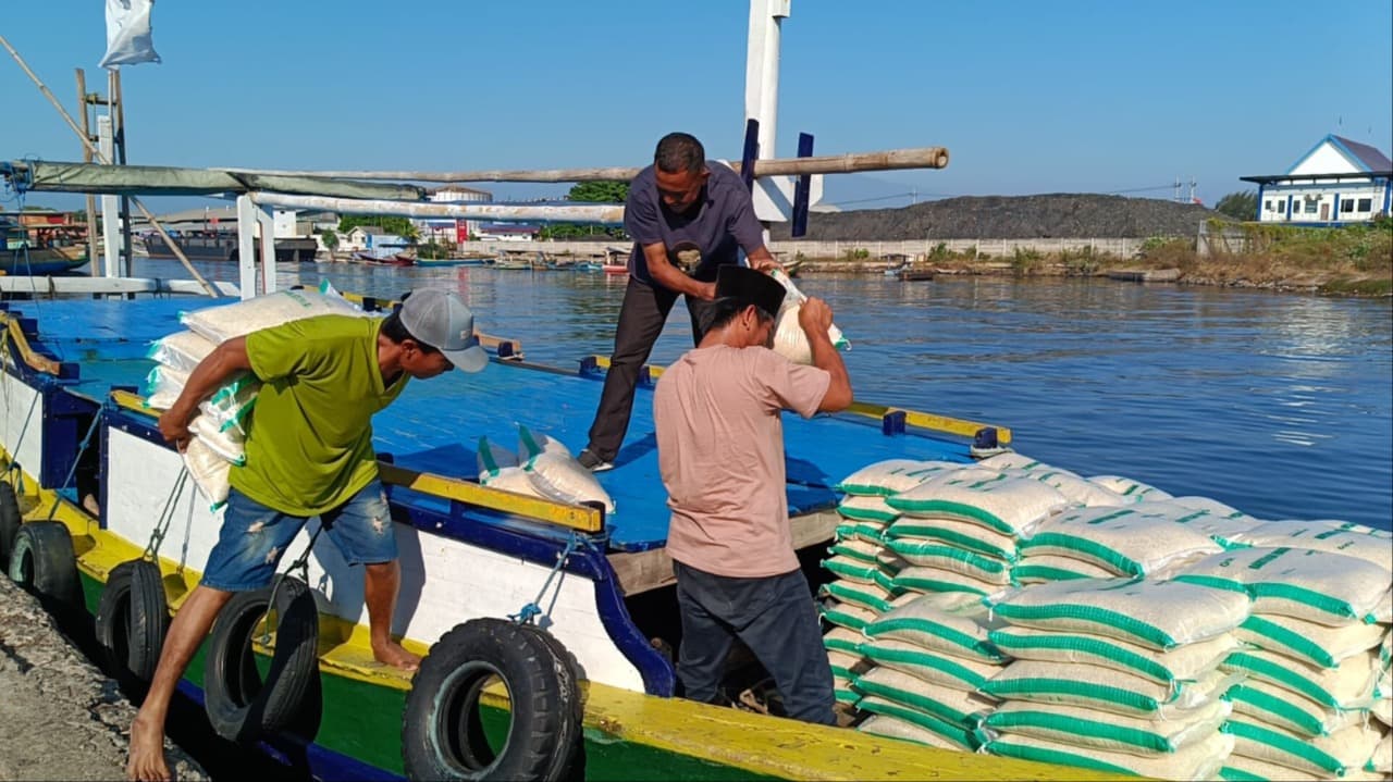 Usai Kapal Tenggelam, 7 Ton Beras dan Minyak Goreng Dikirim Ulang ke Pulau Gili Ketapang