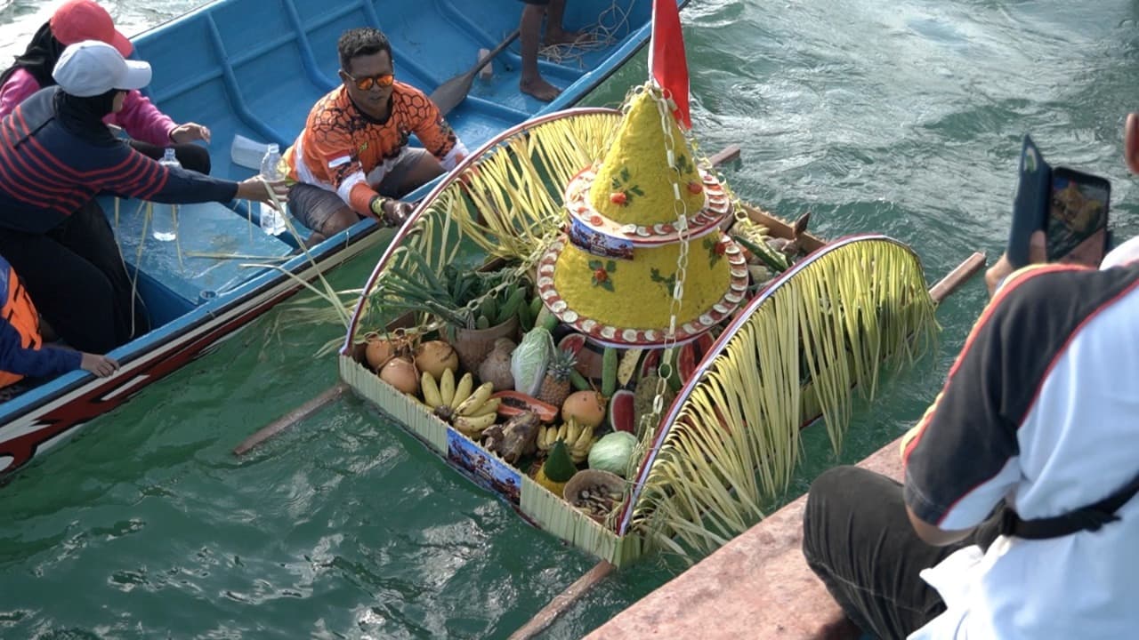 Festival Nelayan Pacitan Meriahkan Tahun Baru Islam, Tumpeng Dilarung ke Tengah Laut