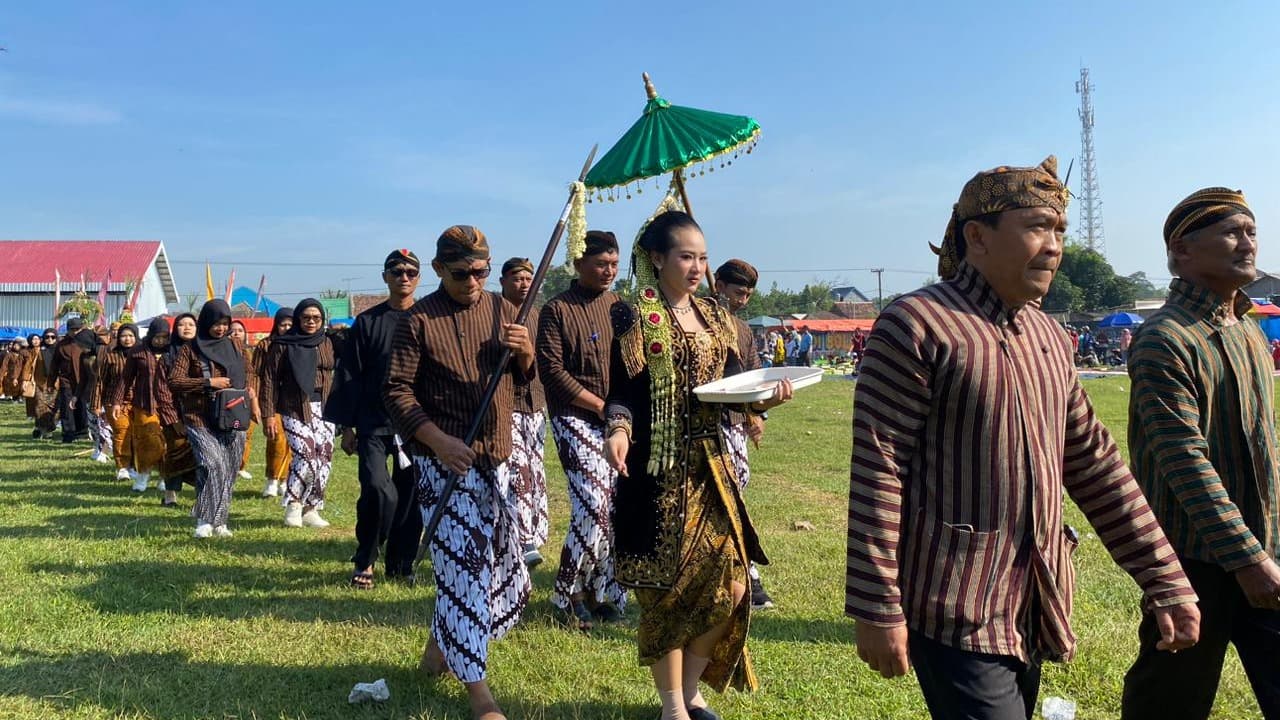 Ribuan Warga Meriahkan Grebeg Suro di Brenggolo Kediri, 11 Gunungan Hasil Bumi Diarak Keliling Desa