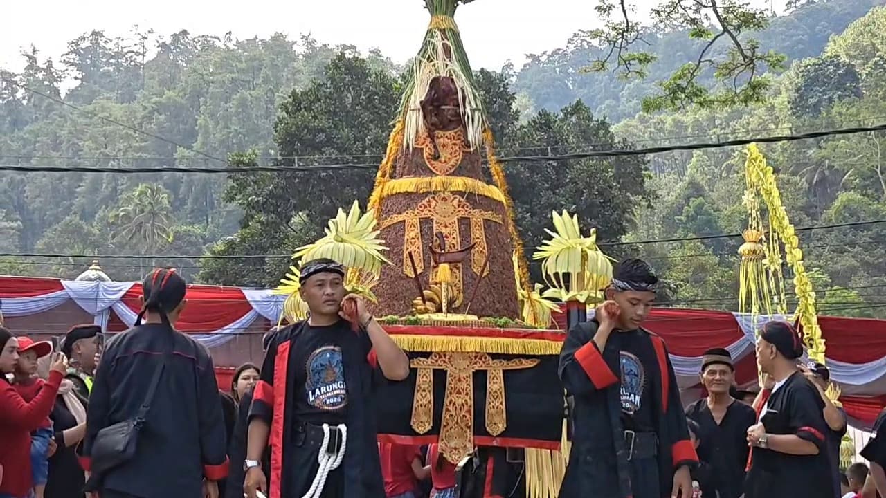Ribuan Warga Berebut Buceng dalam Tradisi Larung Sesaji Telaga Ngebel