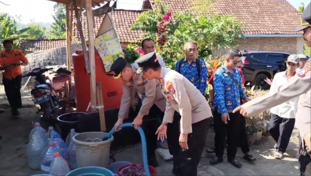 Krisis Air Bersih Meluas, Warga Harus Berjalan Dua Kilometer untuk Mendapatkan Air Bersih