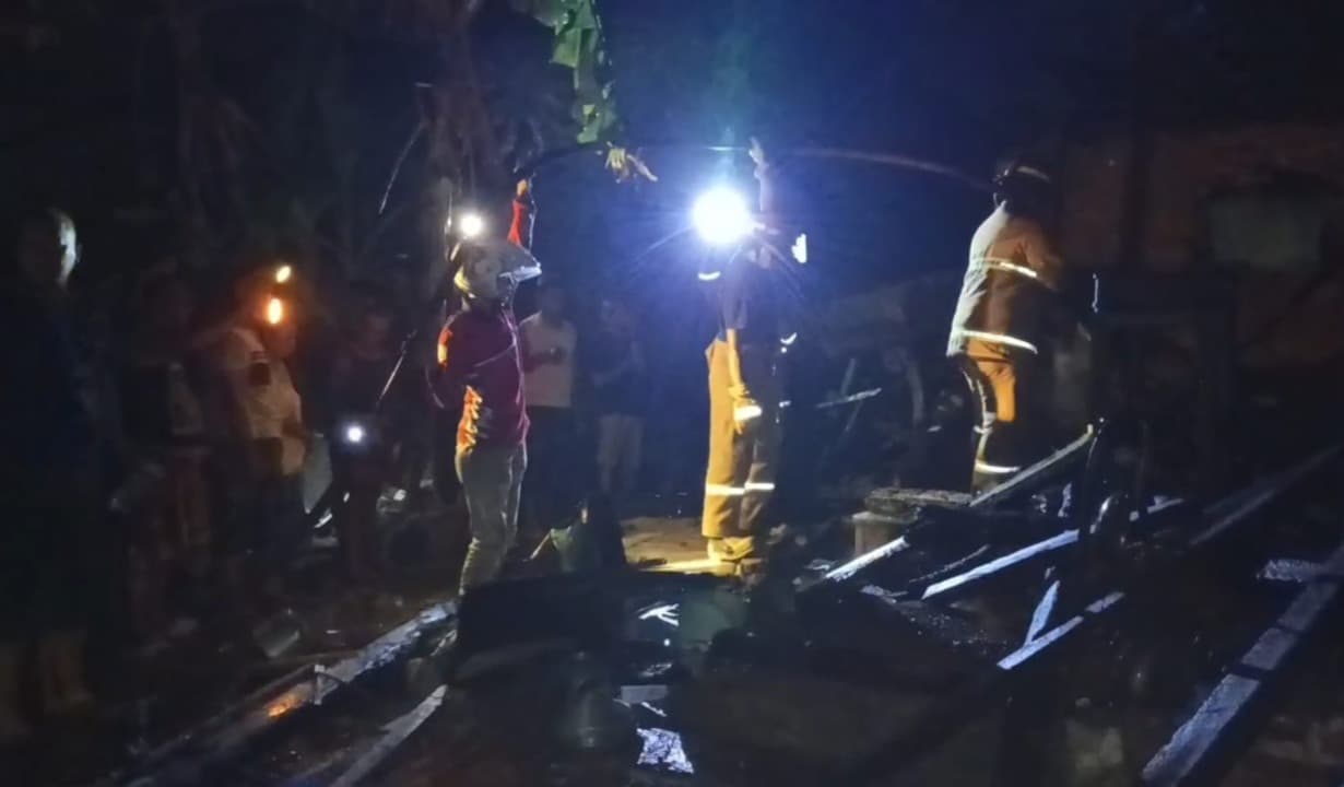 Nyalakan Lilin Saat Pemadaman Bergilir, Tiga Rumah di Kraksaan Probolinggo Ludes Terbakar