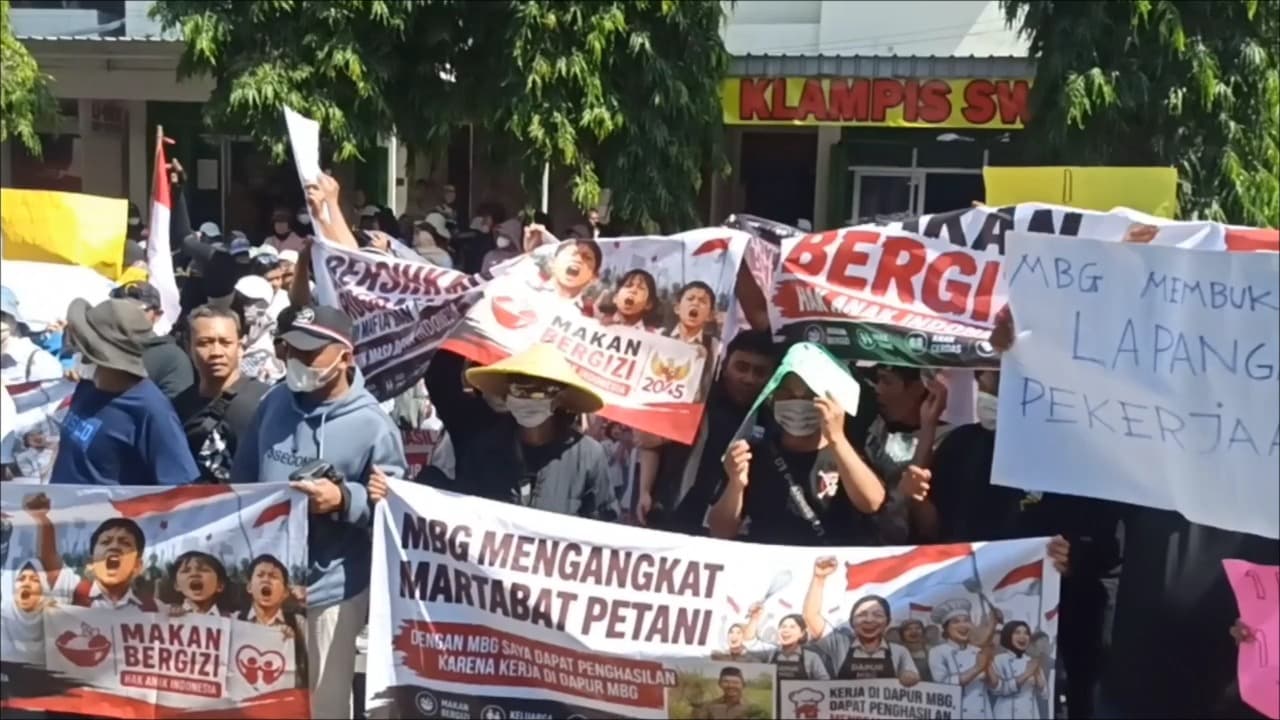 Ribuan Mitra MBG Trenggalek Turun ke Jalan, Desak DPRD Kawal Keberlanjutan Program