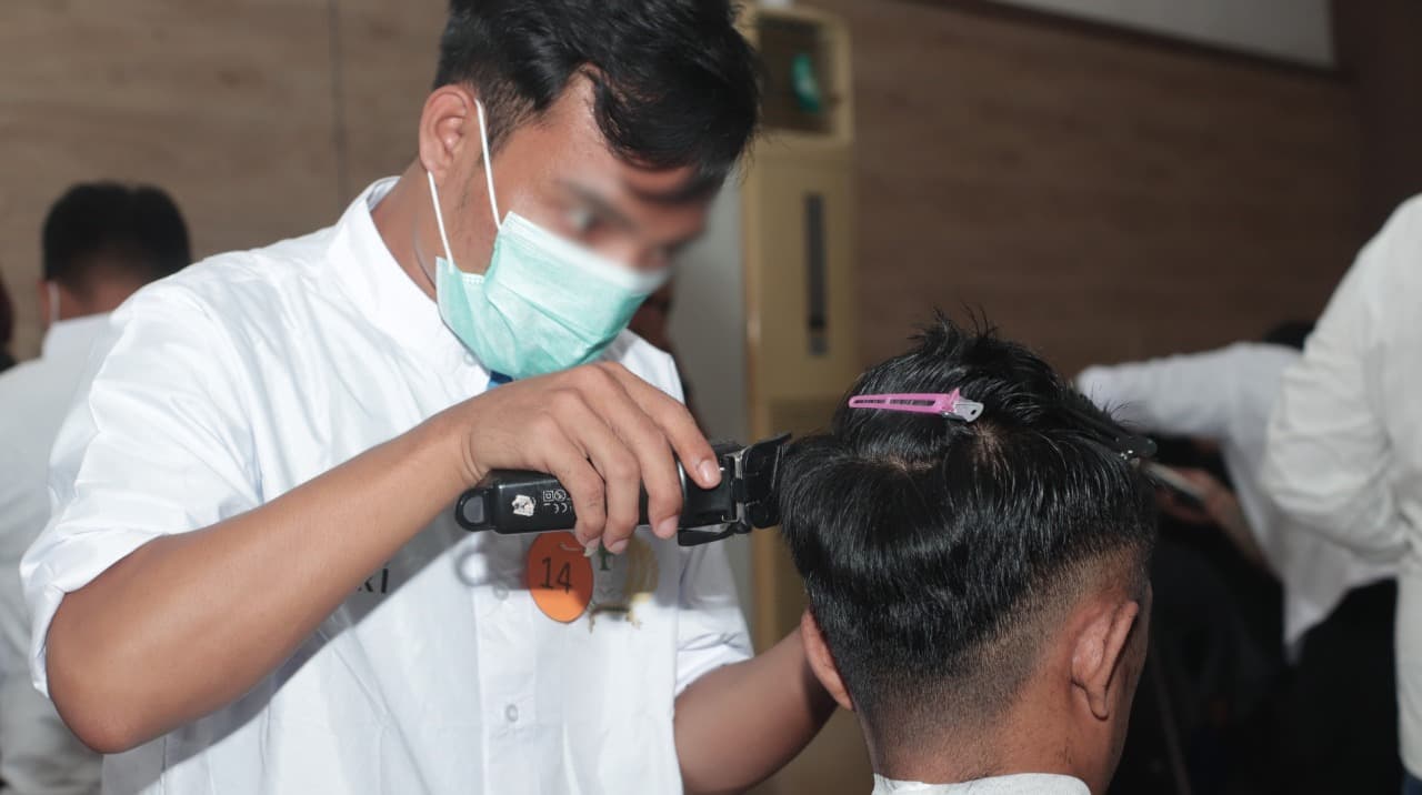 Lapas Kediri Bekali Warga Binaan Skill Barbershop, 20 Peserta Ikuti Uji Kompetensi
