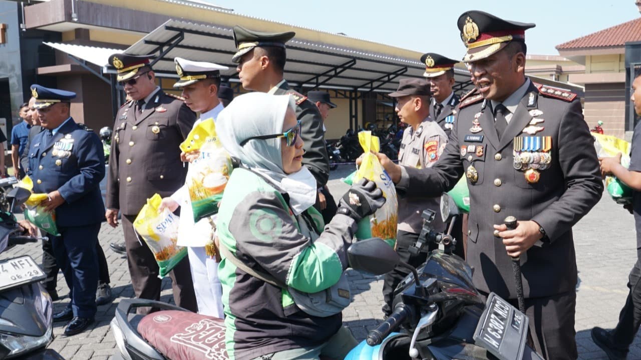 Hari Bhayangkara Ke-80, Polresta Sidoarjo Bagian Beras ke Warga
