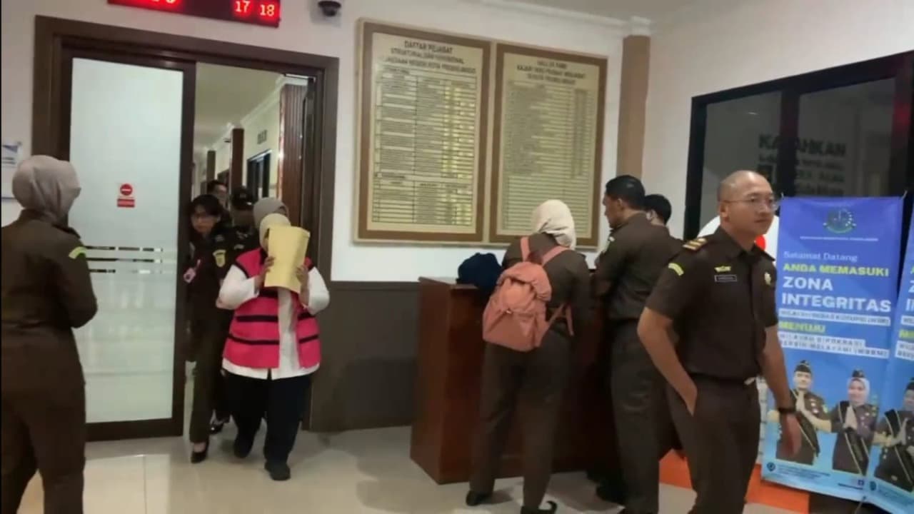 Kejari Kota Probolinggo Tetapkan PPK DLH Jadi Tersangka Korupsi Lampu Hias RTH, Kerugian Negara Rp306 Juta