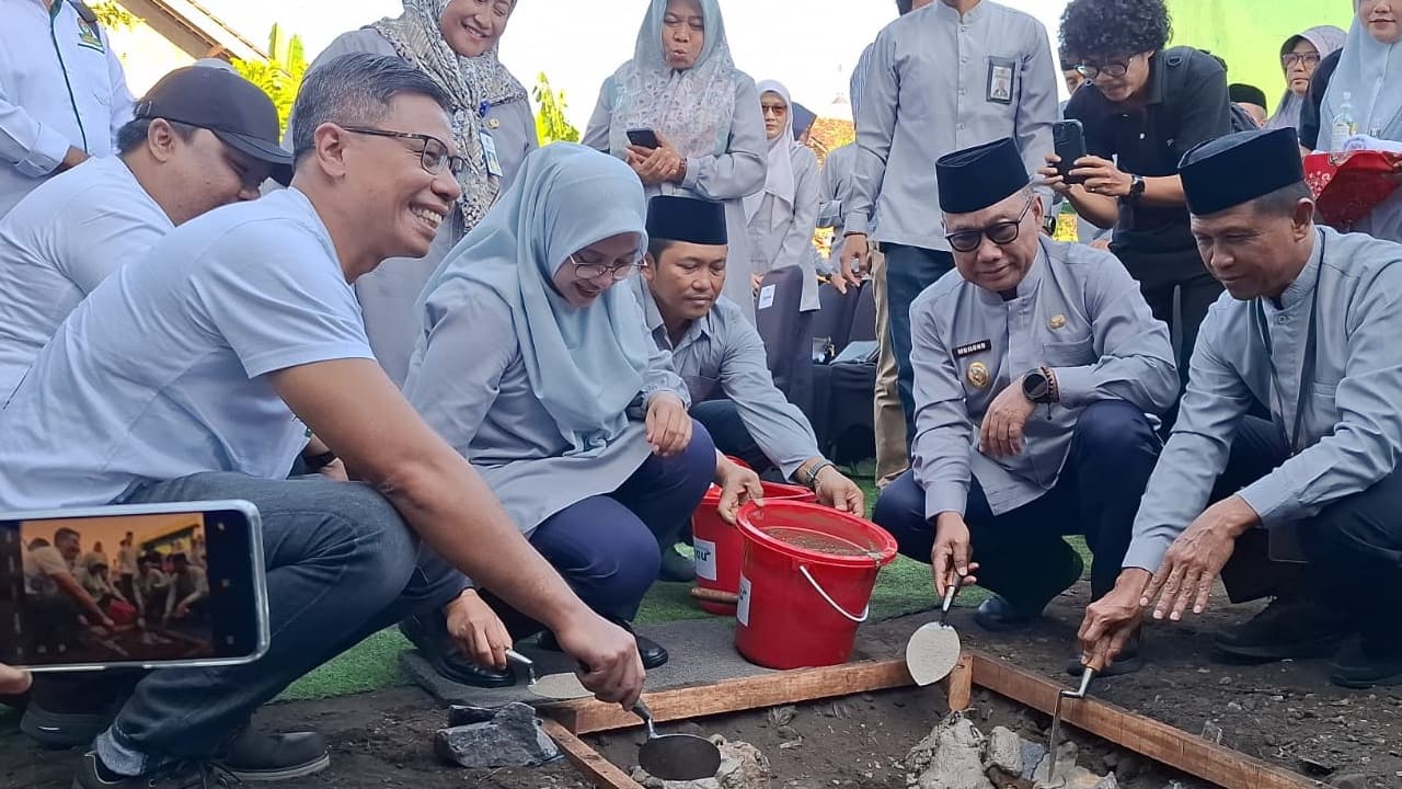 Solusi Sampah Perkotaan, Bupati Ipuk Resmikan Pembangunan TPS3R Kertosari