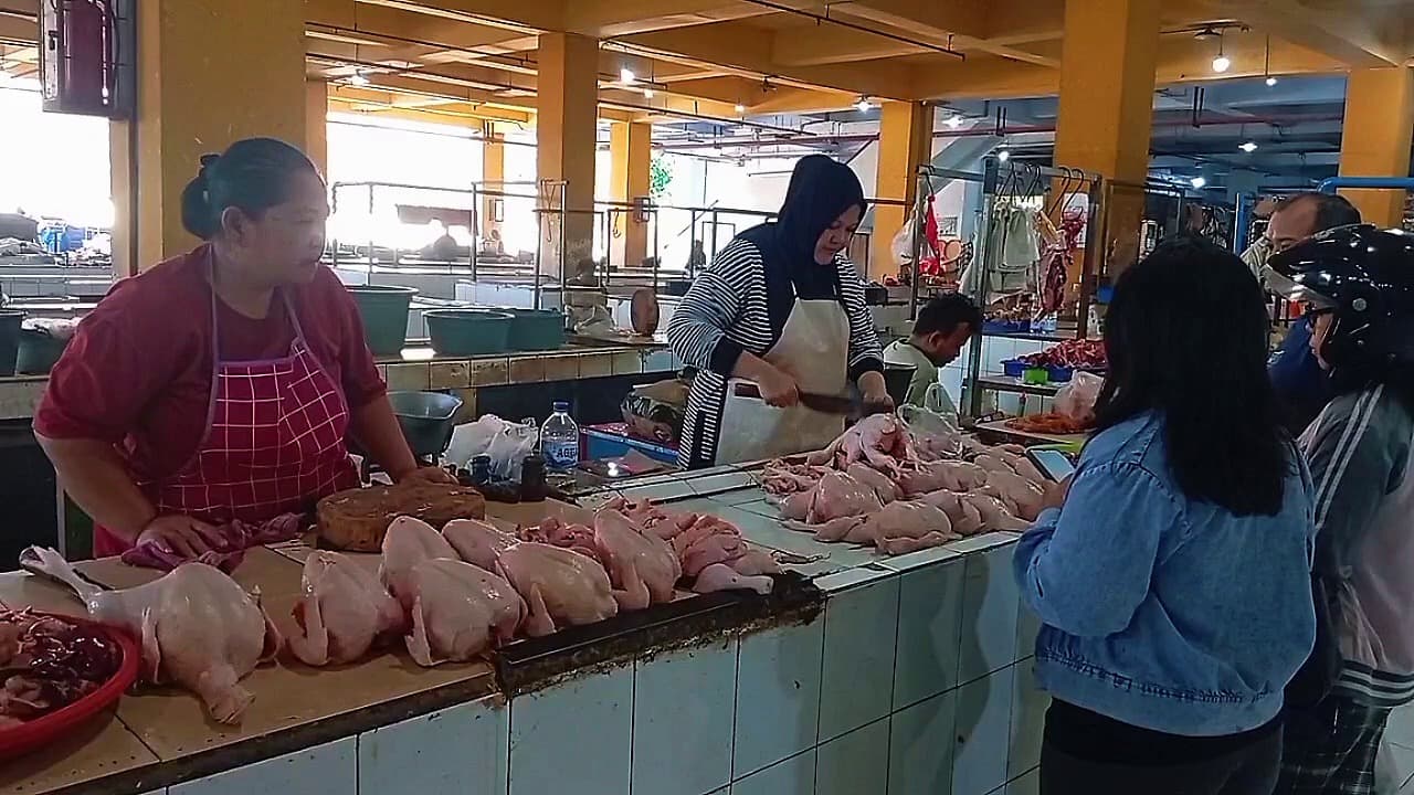 Stok Melimpah, Harga Daging Ayam di Pasar Besar Kota Madiun Turun Jadi Rp30 Ribu per Kilogram