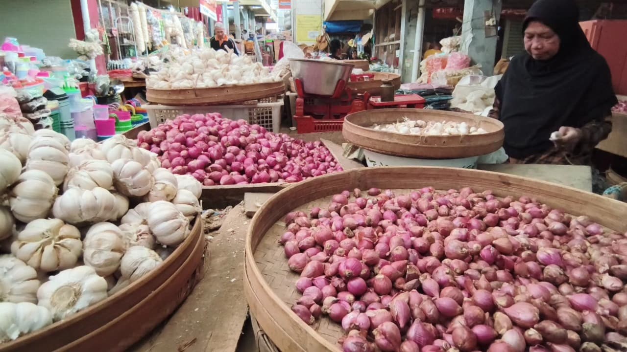 Harga Bawang Putih Naik, Bawang Merah Anjlok di Pasar Tradisional Magetan