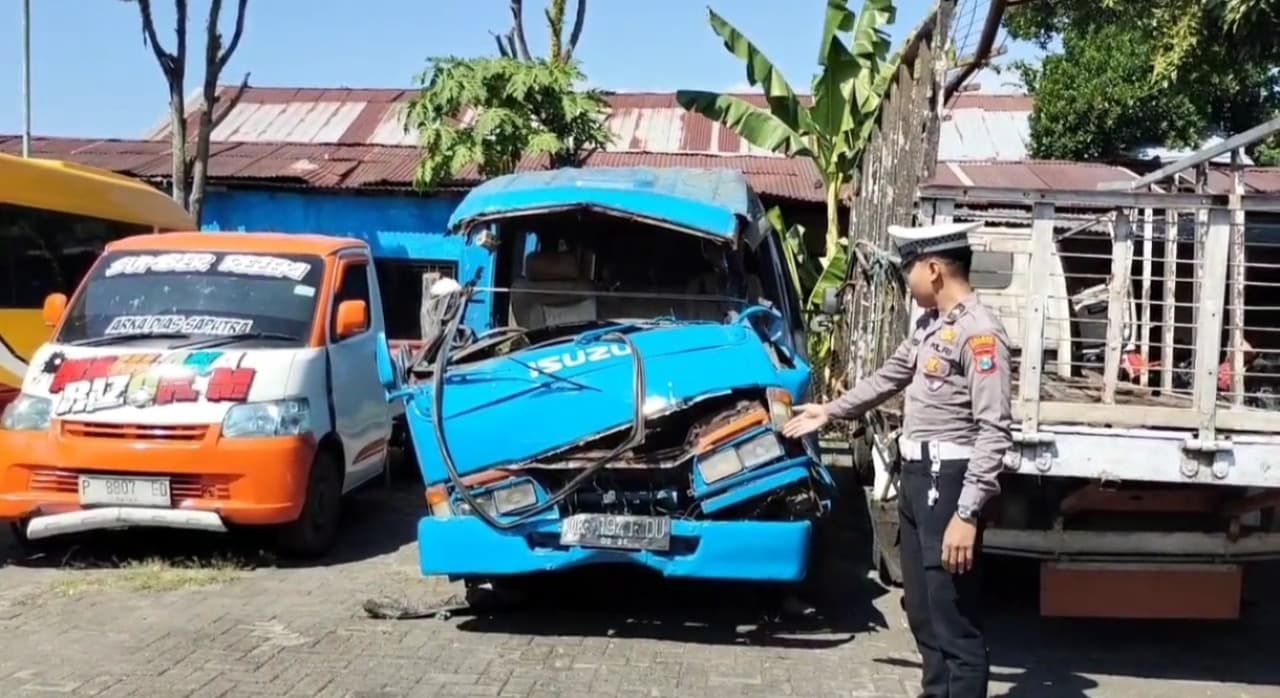 Pecah Ban, Mobil Rombongan Pekerja Pabrik Udang di Bondowoso Tabrak Tiang Lalu Terbalik, 1 Tewas