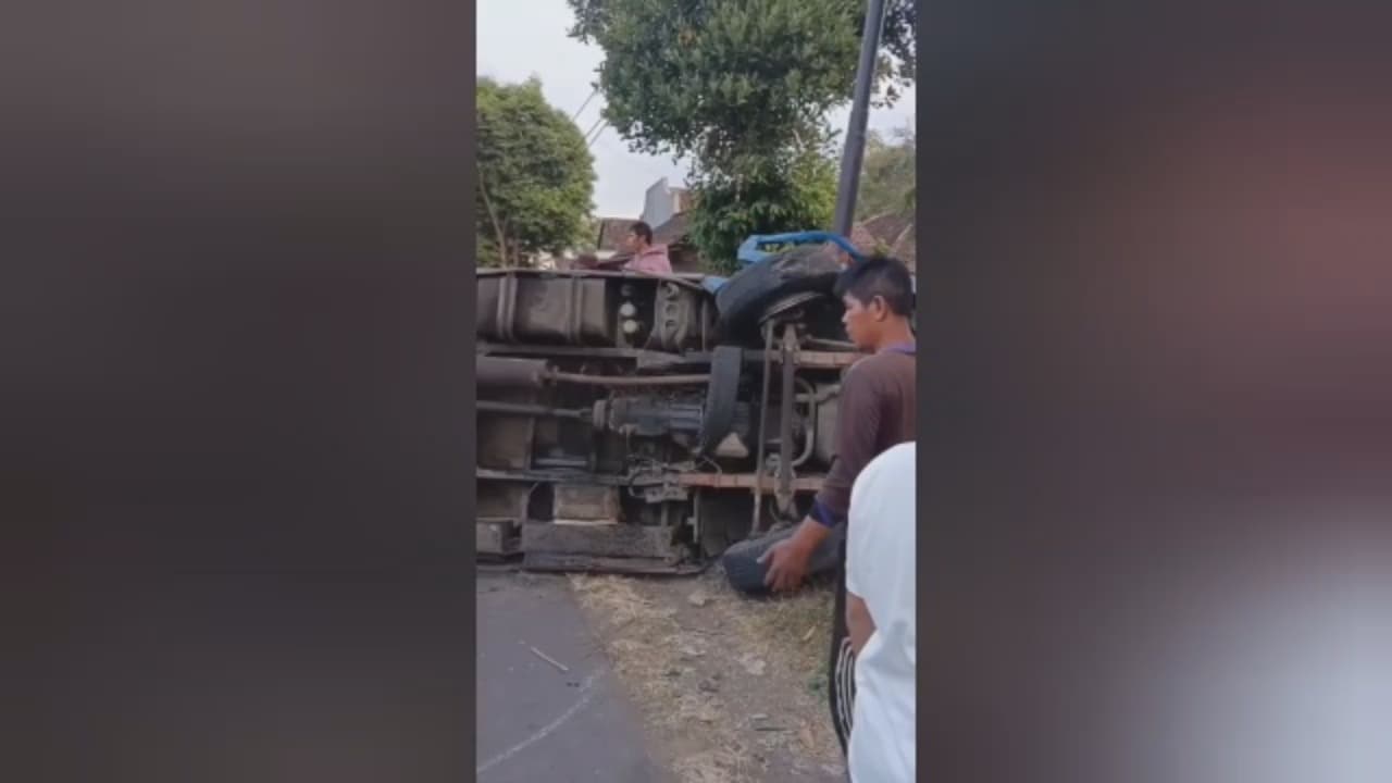 Mobil Pekerja Pabrik Terbalik, Satu Meninggal