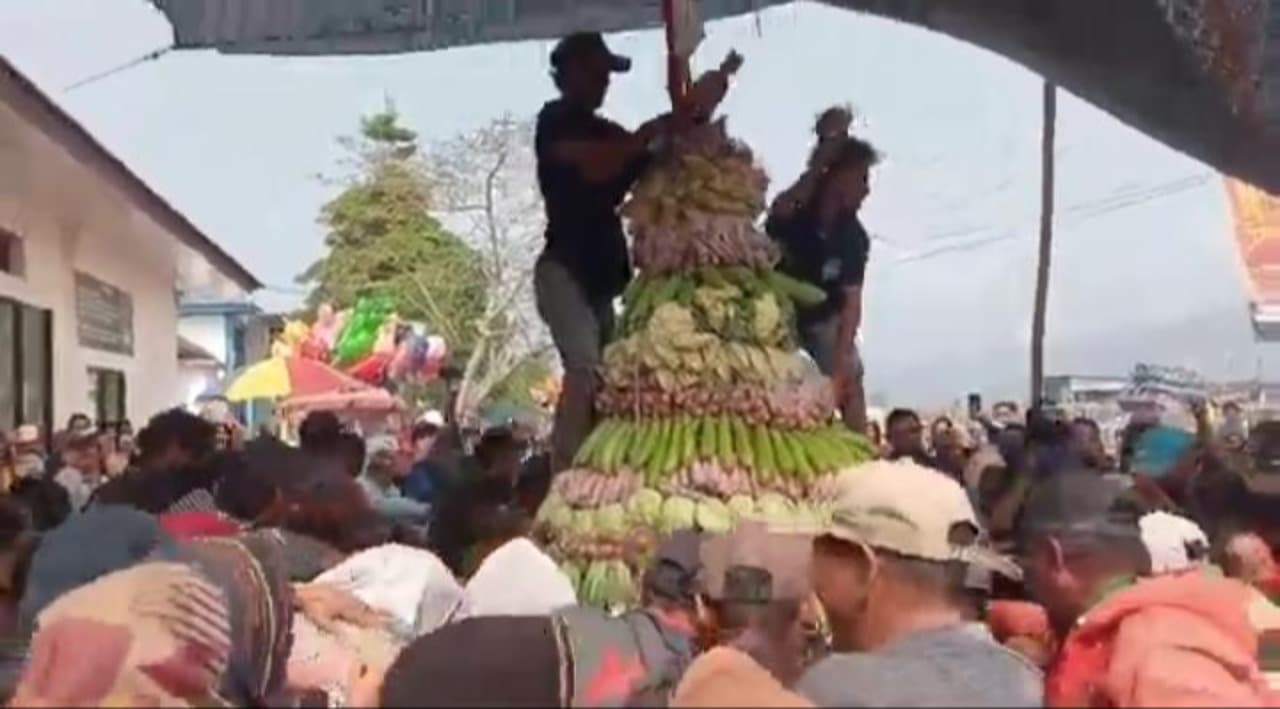 Warga Berebut Tumpeng Raksasa, Tradisi Larung Sembonyo Meriahkan Pantai Popoh Tulungagung