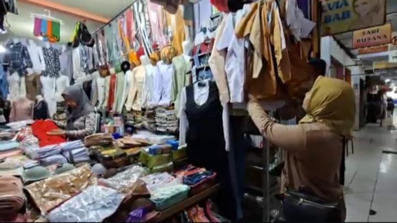 Jelang Tahun Ajaran Baru, Penjualan Seragam Sekolah di Pasar Besar Madiun Masih Lesu