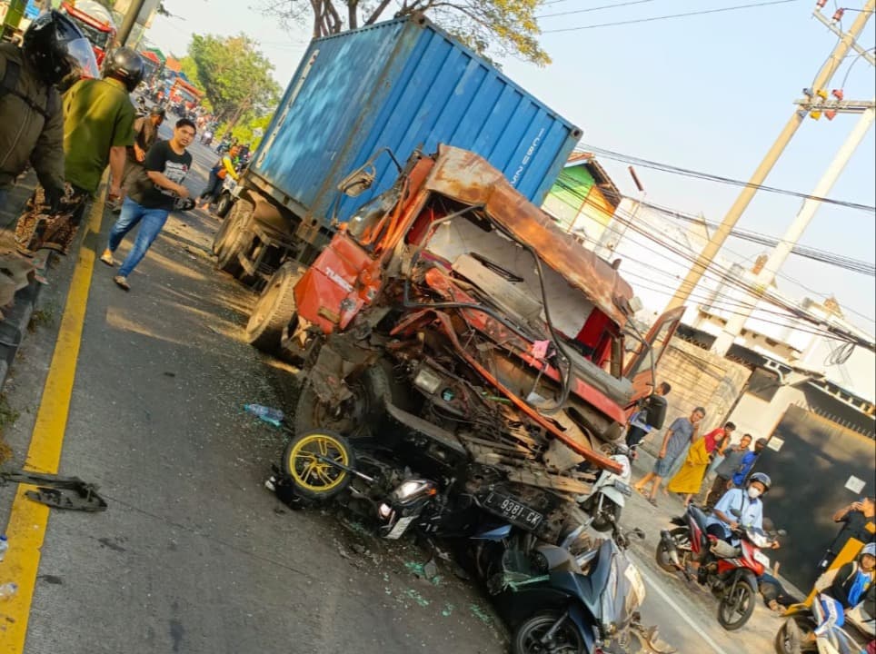 Breaking News! Laka Patung Sapi Pandaan, Truck Kontainer Diduga Ngeblong, Sejumlah Pengendara Motor Jadi Korban