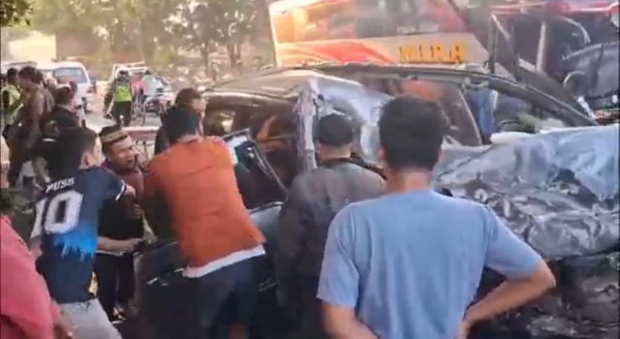 Bus Mira Tabrak Innova di Balongbendo, Sopir Minibus Tewas Terjepit
