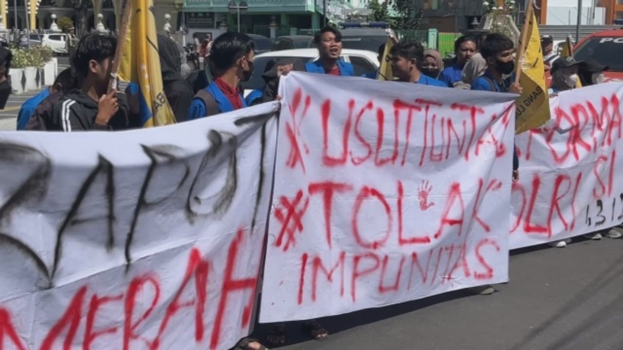 Mahasiswa PMII Geruduk Polres Lumajang