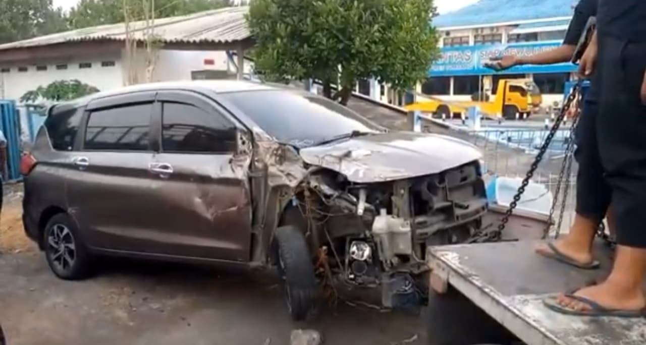 Diduga Mengantuk, Ertiga Asal Blitar Hantam Truk di Jalur Alternatif Jombang