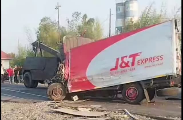Truk J&T Ekspress Tertabrak KA Logawa di Bagor Nganjuk, 1 Orang Tewas dan Pemotor Terluka