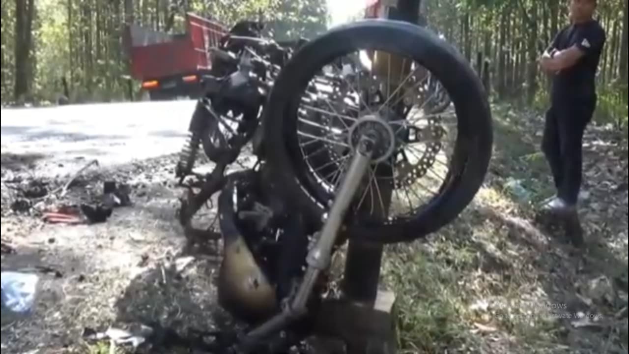 Sopir Truk Kurang Hati-Hati Saat Menyalip, Pemuda di Ngawi Tewas dan Motornya Hangus Terbakar