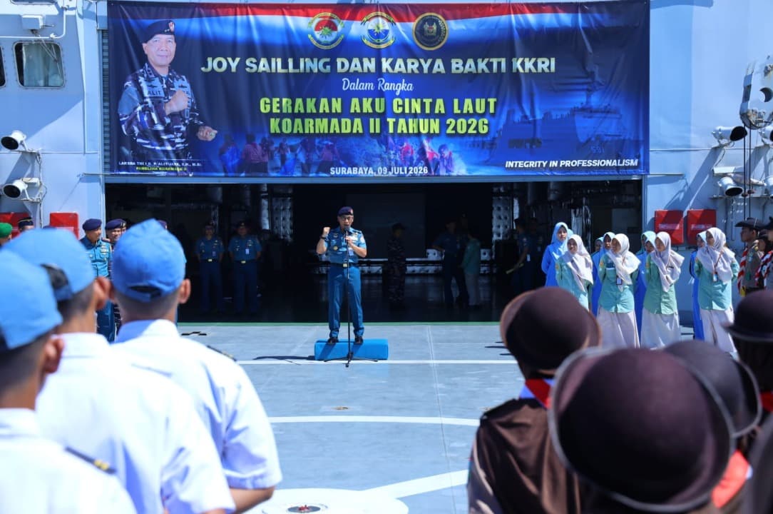 300 Siswa SMA Ikuti Joy Sailing dan Karya Bakti KKRI di KRI Surabaya-591