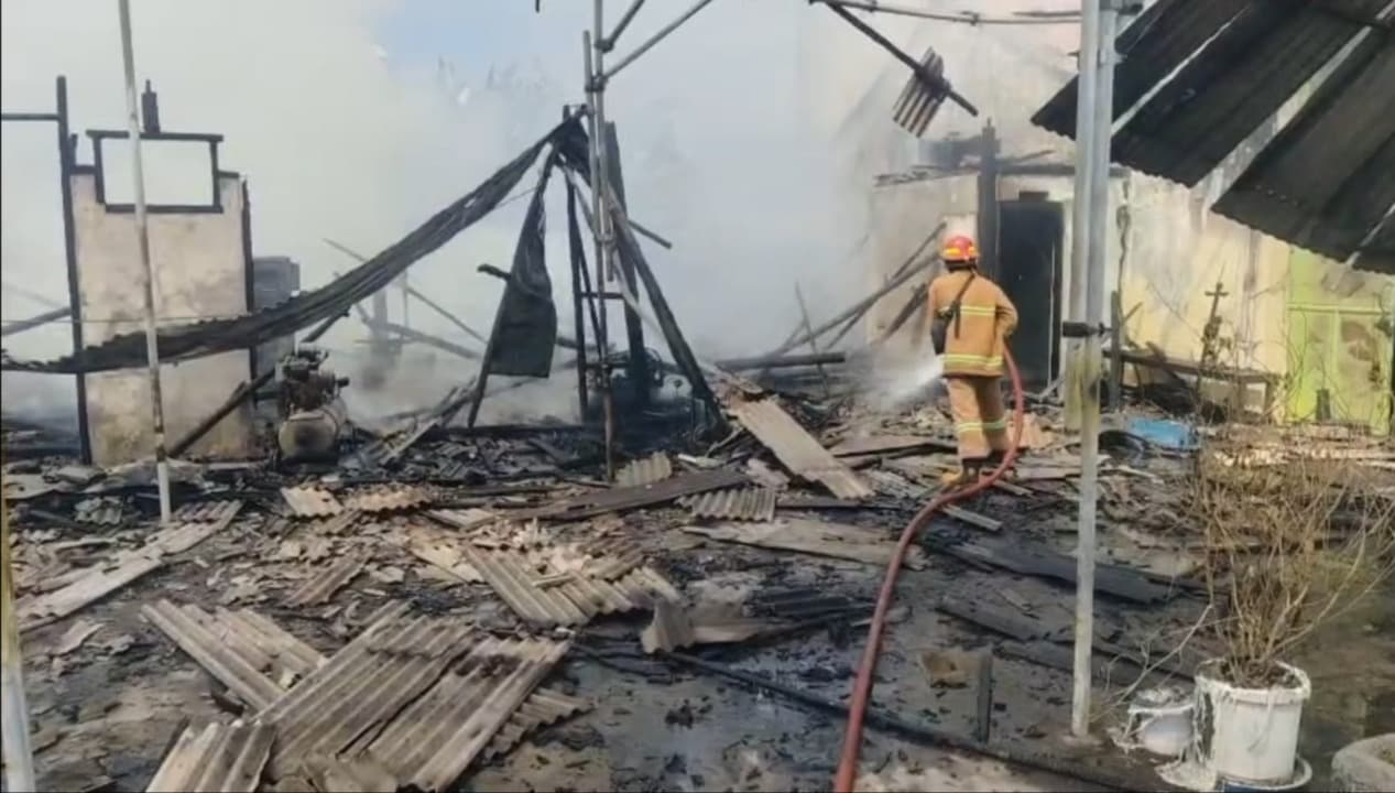 Dua Toko di Pantura Probolinggo Terbakar, Kobaran Api Disertai Ledakan Tabung LPG