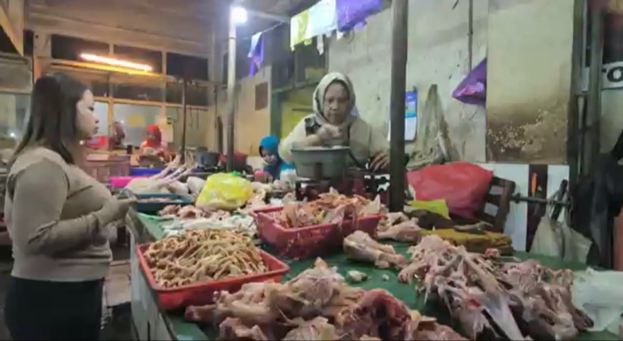 Harga Daging Ayam di Pasar Besar Malang Anjlok, Pedagang Justru Pusing karena Sepi Pembeli