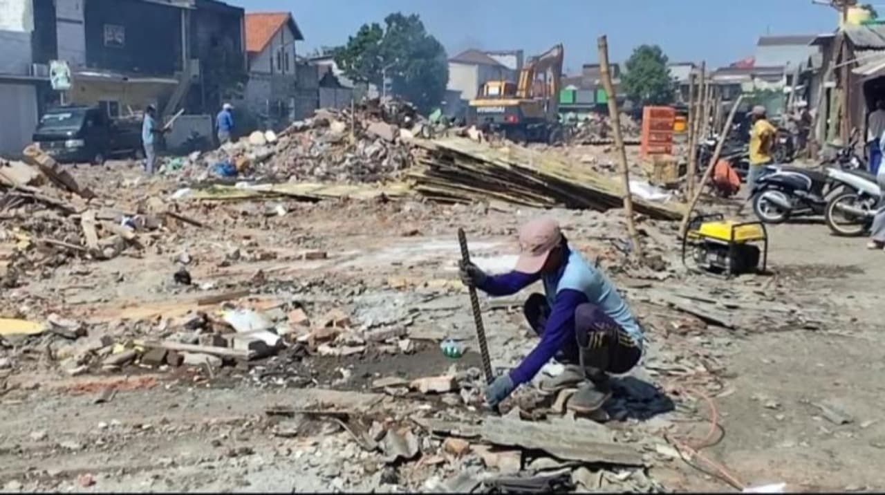 Pasca Penertiban Pasar Pagesangan, Pemkot Surabaya Targetkan Pembersihan Material Rampung Pekan Ini