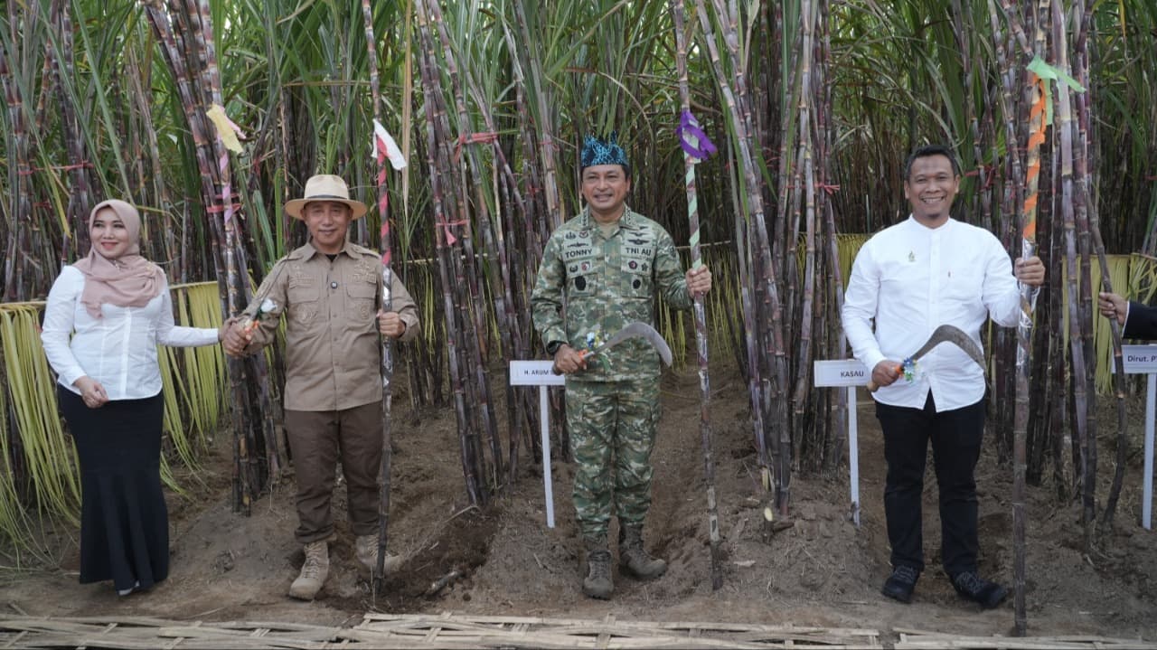 Perkuat Ekosistem Industri Gula Nasional, PT SGN Panen Tebu Bersama KSAU di PG Semboro Jember