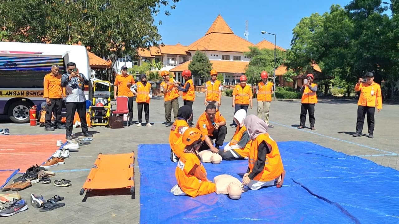 Tim BPBD Bareng Disbudpar Jatim Beri Edukasi Bencana bagi Pengunjung Museum Mpu Tantular