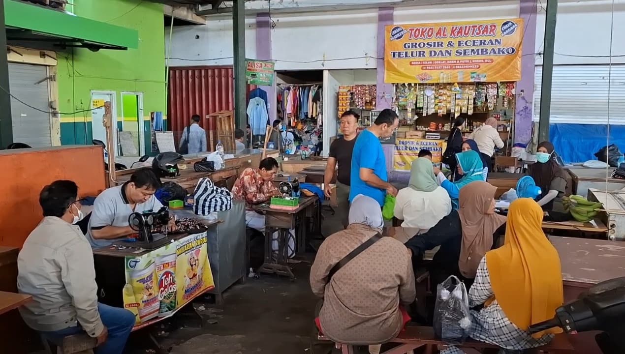 Berkah Tahun Ajaran Baru, Pendapatan Penjahit Seragam di Kediri Meningkat