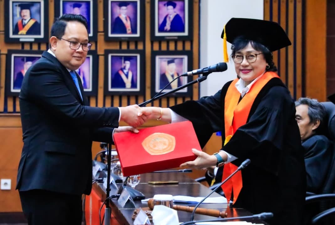Sekdaprov Jatim Raih Gelar Doktor UI, Tawarkan Model PKH Produktif-Inklusif
