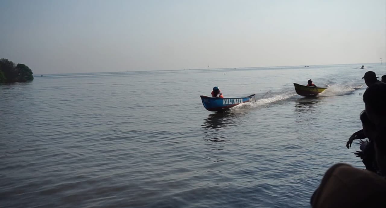 Serunya Balap Perahu Fiber Ala Nelayan Probolinggo, Adu Cepat di Laut Jadi Ajang Silaturahmi