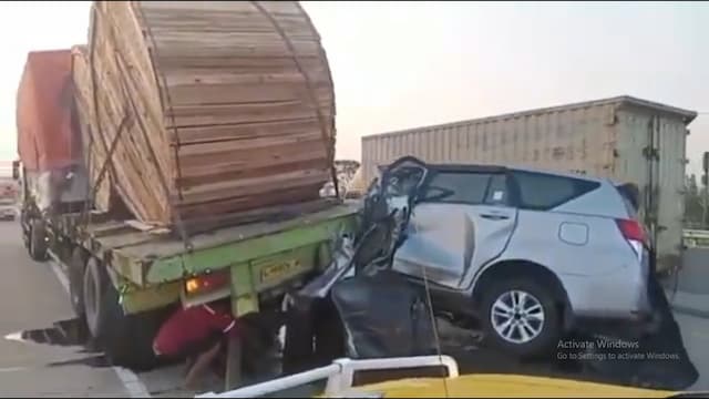 Diduga Sopir Mengantuk, Minibus Hantam Truk Trailer di Tol Solo-Ngawi
