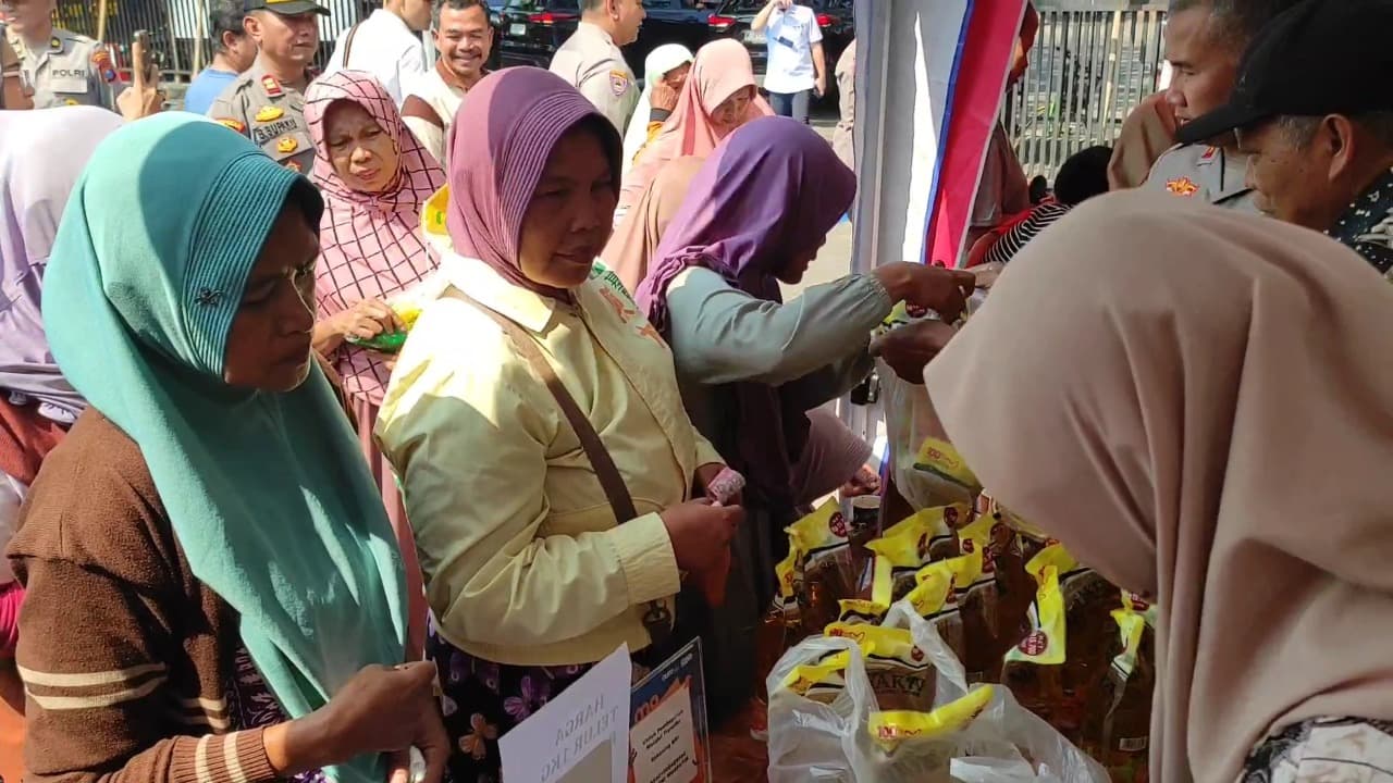 Diserbu Warga, Pasar Murah di Mapolsek Ngasem Ludes Diserbu Pemburu Sembako Murah