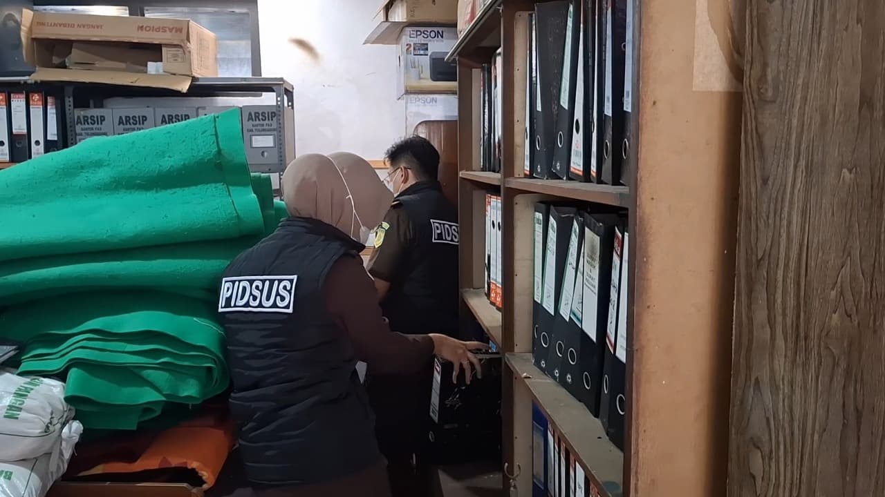 Kejari Geledah Kantor Kelurahan Kepatihan, Buru Dokumen Kasus Dugaan Korupsi Tanah Griyo Dalem Kanjengan