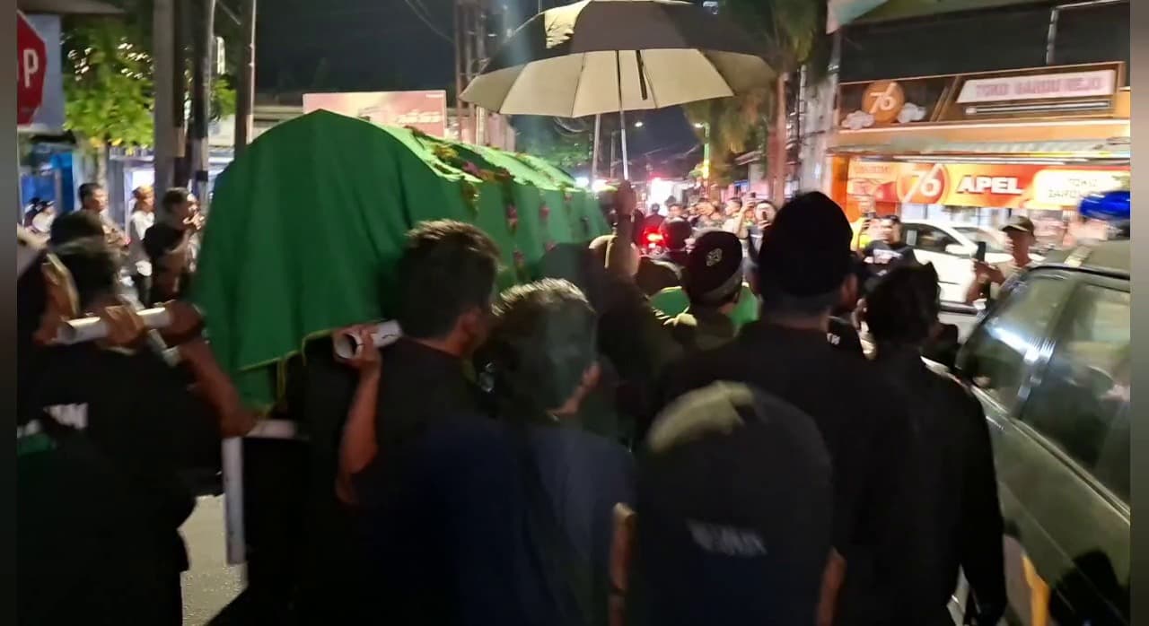 Ribuan Pelayat Iringi Kepergian Tokoh Bonek Andie Peci di Kota Madiun