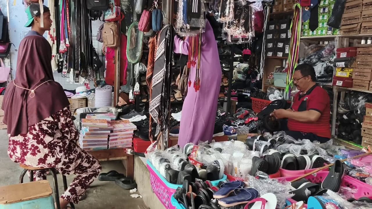 Jelang Tahun Ajaran Baru, Pedagang Perlengkapan Sekolah di Magetan Keluhkan Penjualan Turun hingga 50 Persen