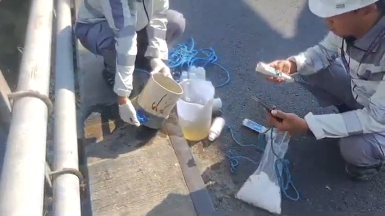 Sungai Bengawan Solo Menghitam, Pemkab Ngawi Uji Sampel Air
