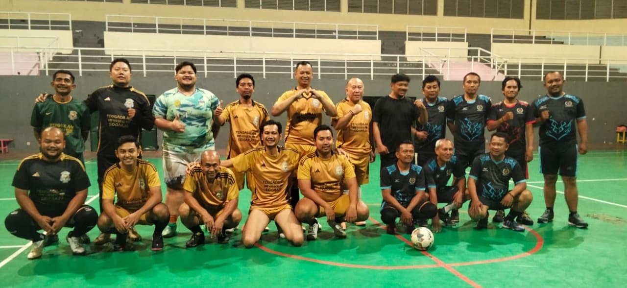 Lepas Penat Usai Sidang, Hakim-Pegawai PN Sidoarjo 'Tanding' Futsal Lawan Wartawan