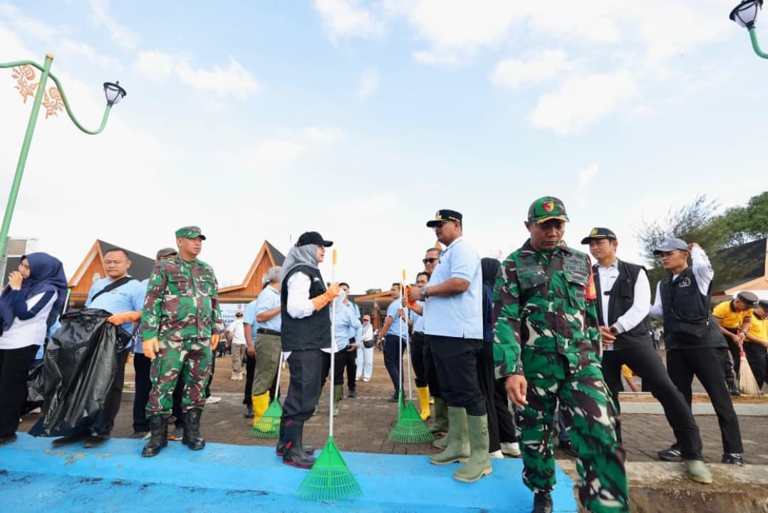 Kemendagri Gelar Gerakan Indonesia Asri di Banyuwangi, Ribuan Peserta Gotong Royong Bersihkan Pantai Ancol Plengsengan