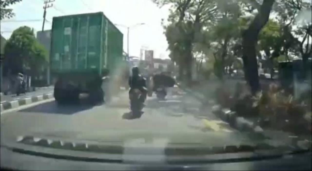 Ban Truk Kontainer Meledak Timpa Pengendara Motor Hingga Terluka di Kedung Cowek Surabaya