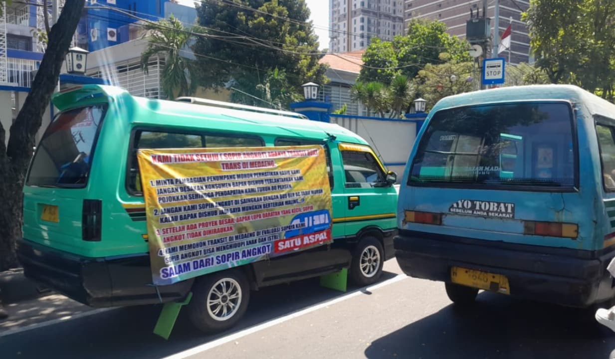 Terkini! Ratusan Sopir Angkot Demo di Kantor Dishub Jatim, Tolak Halte Trans Jatim Medaeng