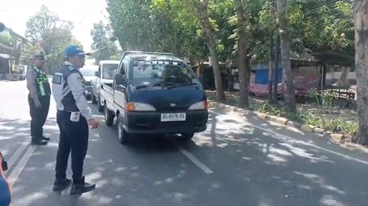 Razia Pajak di Tulungagung, Pengendara Taat Diberi Cokelat