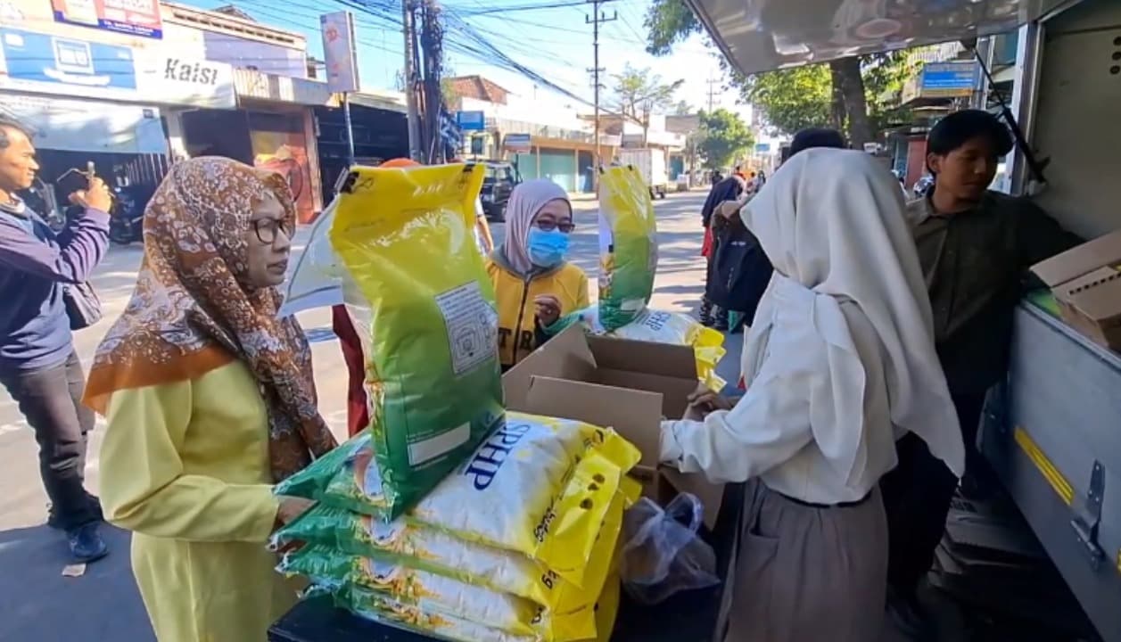 Pasar Murah Hadir di Kediri, Beras Hingga Minyak Goreng Laris Diburu Warga