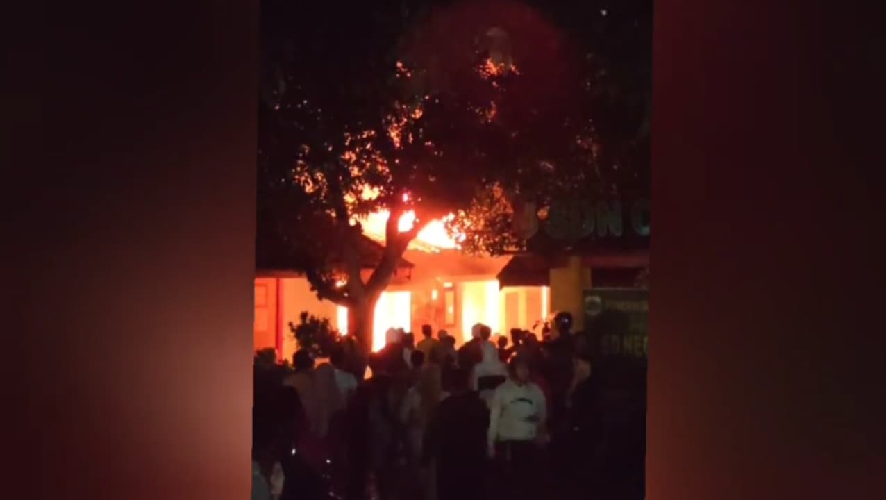 Diduga Akibat Arus Pendek, Koperasi dan Musala SDN Cindogo 1 Bondowoso Terbakar