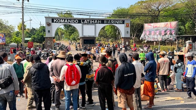 Protes Peluru Nyasar, Warga Alas Tlogo Pasuruan Tutup Jalur Pantura