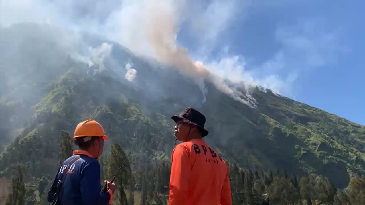 Gunung Ringgit di Kawasan Bromo Terbakar, Wisata Bromo dan Jazz Gunung Tetap Aman