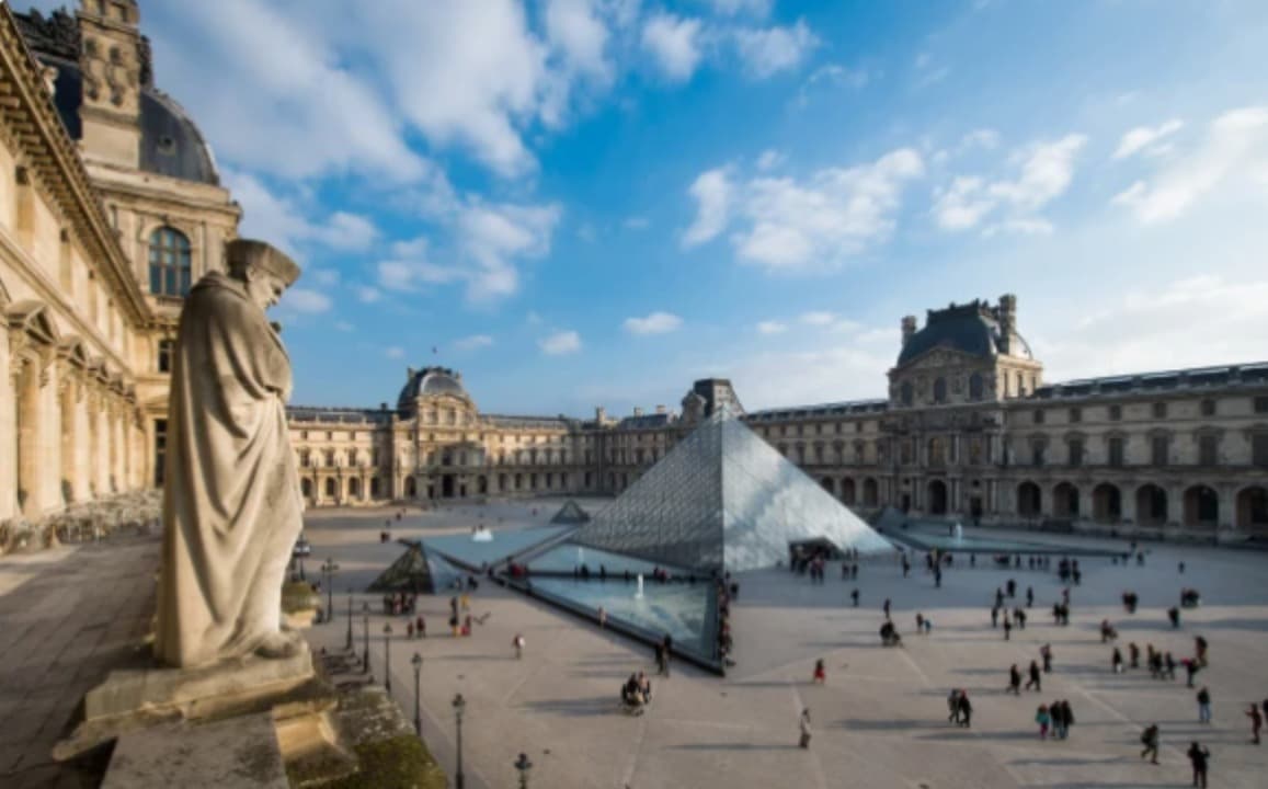 Galeri Apollo Louvre Kembali Dibuka Usai Perampokan Permata Mahkota Prancis