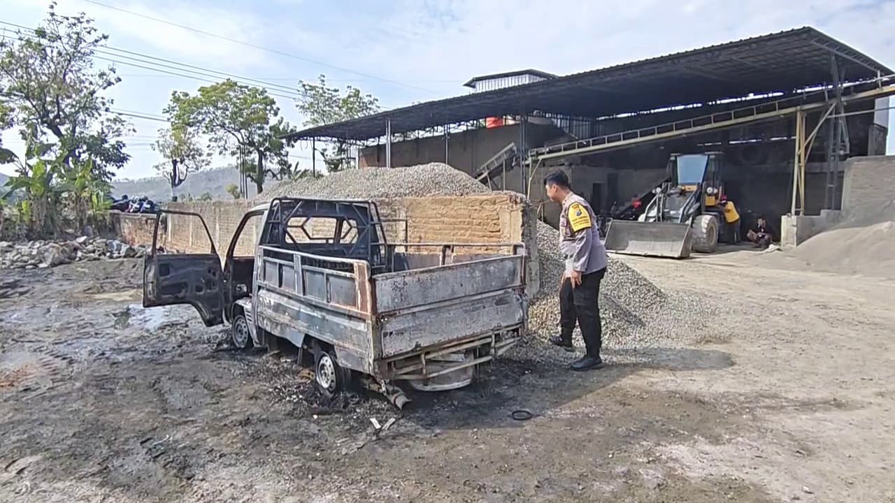 Mobil Pick-up Terbakar di Area Pabrik Batu Coral Ponorogo, Polisi Selidiki Keberadaan Pengemudi