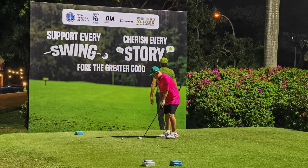 Alumni UK Petra Pecahkan Rekor MURI Golf 99 Hole Saat Dies Natalis ke-65 di Surabaya